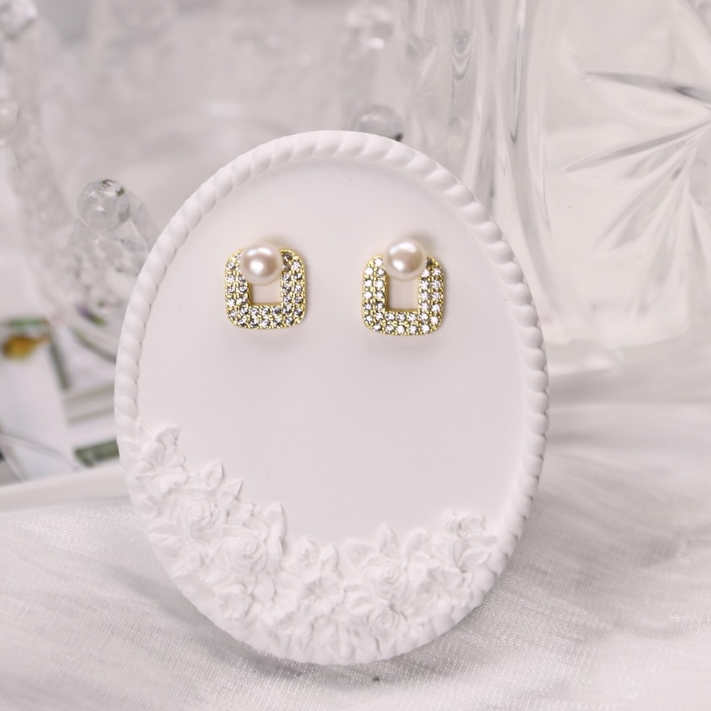 Elegant Gold and Pearl Earrings